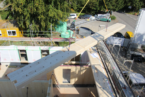  Die Decken werden vom Hersteller mit Bohrungen für Kabeldurchführungen und Öffnungen zum bauseitigen Einbringen der Schallschutzschüttung versehen  