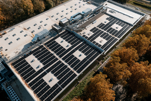  Rund 9000 m² Flachdach des Speicher-Neubaus in Einbeck wurden mit einer Haupt- und Notentwässerung sowie Photovoltaikmodulen ausgestattet 
