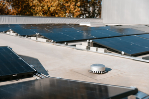  Die Entwässerungsabläufe von Loro fügen sich zwischen die PV-Module ein 