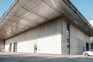  Die Leitungen laufen unter dem Trapezblechdach als horizontale Sammelleitung zum Ablauf an der Hallenseite. Die Notentwässerung führt das Wasser über Speier auf die Freifläche 