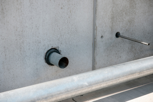  Die Notentwässerung führt das Wasser über Speier auf die Freifläche vor der Halle und von dort in die Kanalisation 