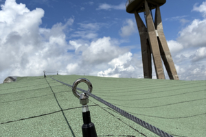  Um das Edelstahl-Seilsicherungssystem von LUX-top an die geschwungene Dachform anzupassen, wurden die Abstände zwischen den Anschlagpunkten enger als üblich gesetzt  