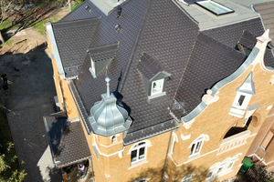  Bei der Sanierung einer Gründerzeitvilla in Naumburg wurden die Dachflächen mit Biberschwanzziegeln neu gedeckt und ein Turmdach samt Wetterfahne erneuert   
