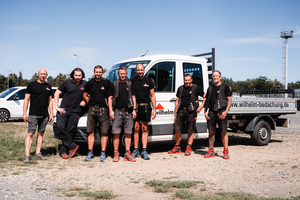  Lucas Wilhelm (2. v. links) mit einem Teil des Teams der Wilhelm Bedachungsgesellschaft mbH 