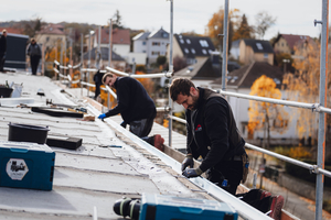  Die Mitarbeiter des Dachdeckerbetriebs sanierten in Gera die Dächer von zwei Wohnblöcken und erneuerten unter anderem die Dachabdichtung 