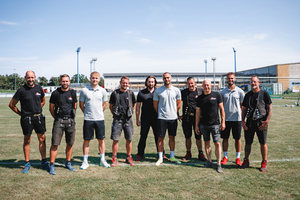  Die Wilhelm Bedachungsgesellschaft mbH ist Partner und Sponsor mehrerer Sportvereine aus Halle an der Saale, Leipzig und Umgebung. Das Bild zeigt einen Teil des Teams gemeinsam mit Spielern des Vereins 1.&nbsp;FC Lokomotive Leipzig.&nbsp;Auf dem Bild ist auch Timo Wilhelm, Lucas Wilhelms Vater, zu sehen (3. von rechts)  