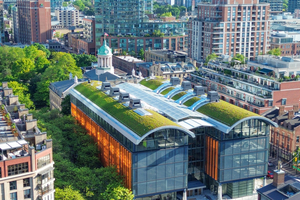  Der symmetrische Neubau „St. Lawrence Market North“ in Toronto fällt besonders durch seine grünen Tonnendächer auf 