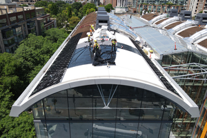  Aufgrund der Windexposition wurde die Dachbegrünung abschnittsweise in Teilflächen fertiggestellt 