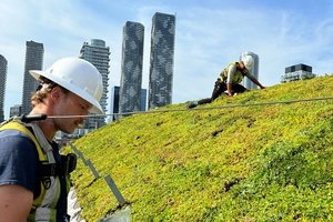  Die Arbeiter sicherten sich an den Dachankern am First 