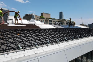  Die „Georaster“-Elemente in den steilen Randbereichen ergeben einen stabilen, formschlüssigen Verbund. Für die flacheren Bereiche des Daches waren „Floraset“-Elemente ausreichend 