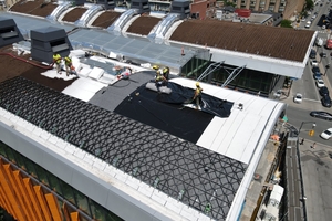  Im unteren Bild ist die Reihenfolge des Dachaufbaus (v. rechts nach links) gut zu erkennen 