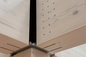  Im aufgebauten Zustand verdeckt eine Verkleidung mit schwarzen Bürsten die technisch markanten Verbinderdetails 