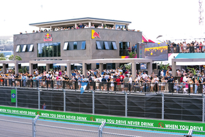  Die „Energy Stations“ sind „Re-Use“-Bauwerke, die sich mehrfach an verschiedenen Standorten auf- und abbauen lassen. Die mobile Struktur dient den Red Bull Formel 1 Teams als Basisstation bei den US-Rennen 