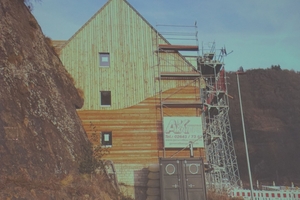  An einem Mehrfamilienhaus in Mayschoß an der Ahr zeigt die Holzfassade besonders eindrucksvoll den Hochwasserstand aus dem Jahr 2021, als Flutwelle bis ins zweite Geschoss sichtbar visualisiert 