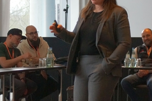  Rebecca Landwehr vom BuGG hob auf dem Jahrestreffen des „Roofer's Club“ die Vorteile einer Dachbegrünung hervor 