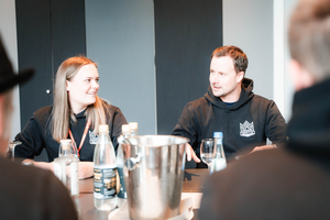  Jesse Jessat (Jessat – Ihre Dachdecker GmbH &amp; Co. KG) und Pascal Kaulartz (Dachdeckerbetrieb Kaulartz) tauschen sich auf dem Jahrestreffen des „Roofer's Club“ aus 