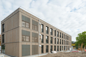  Der Erweiterungsbau der Grundschule in Bensheim in Holzmodulbauweise erhielt eine vorvergraute Lärchenholzfassade 