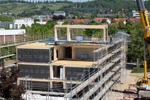  Die Holzmodule für das Schulgebäude wurden vom Unternehmen Baumgarten Holzbau aus Ebersburg vorgefertigt und innerhalb weniger Wochen vor Ort montiert 