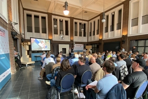  Zahlreiche Teilnehmerinnen und Teilnehmer besuchten die Schulungsreihe „Schnittstelle Baustelle“ im März 2026. Das Bild zeigt den Auftakttermin am 10. März 2026 in Bochum 