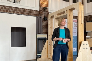  Anna Rodermund vom Team „Energiesprong“ der Deutschen Energie-Agentur gab zu Beginn der Schulung einen Überblick über die Chancen und Möglichkeiten der seriellen Sanierung 