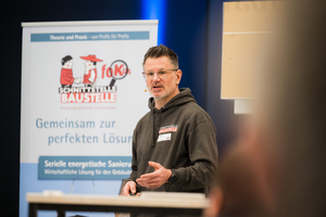  Welche Brandschutzanforderungen bei der seriellen Sanierung gelten, erklärte Christian Wedell, Segmentleiter Holzbau der James Hardie Europe GmbH, während der Praxisschulung 