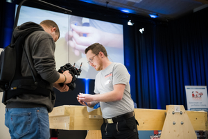  Der Anschluss der Luftdichtungsbahn an die Wandkonstruktion erfolgte mit Klebebändern von Pro Clima, die eine lange Klebekraft bieten 