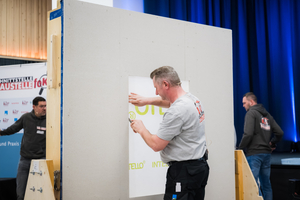  Martin Großekathöfer, technischer Berater bei Pro Clima, erstellt er einen Ausschnitt in der Luftdichtungsbahn für den späteren Einbau des Fenster-Fertigelements 