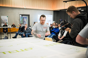  Während der Praxisschulung demonstrierten die Pro-Clima-Anwendungstechniker die Verlegung der „Intello“-Dampfbremsbahn auf der Innenseite des Wandmodells 