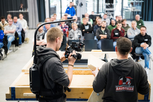  Die Schulungsreihe „Schnittstelle Baustelle“ machte im März 2026 in fünf Städten Station, zudem gab es einen Online-Schulungstermin. Durch die Arbeit am Wandmodell entstand ein hoher Praxisbezug, hier während der Schulung in Augsburg 