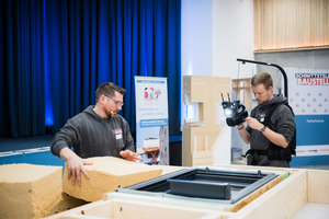  Tim Zimmermann, Schulungsleiter von Gutex, zeigte während der&nbsp;„Schnittstelle Baustelle“-Schulung in Augsburg, wie der Einbau der „Thermoflex“-Holzfaserdämmung funktioniert 