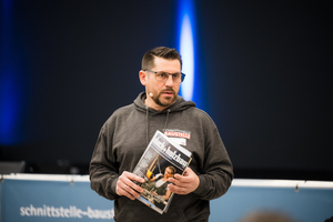  Die Redaktion der dach+holzbau war dieses Jahr Medienpartner der „Schnittstelle Baustelle 2026“-Tour und mit ihrem Magazin auf jedem Schulungstermin vertreten 