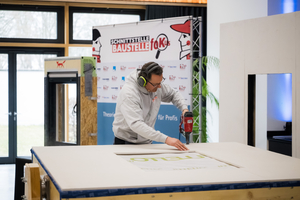  Montage von Fermacell-Gipsfaserplatten am Wandmodell während der&nbsp;„Schnittstelle Baustelle“- Schulung am Standort Augsburg  