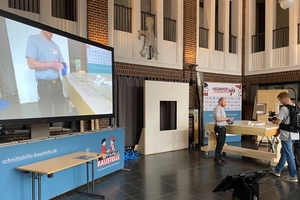  Während der Schulung wurden viele Arbeitsschritte an einem Wandmodell in Originalgröße gezeigt und live auf eine große Leinwand übertragen 