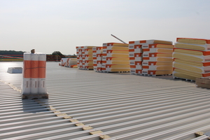  Derzeit berichten viele Dachdeckerbetriebe von Preissteigerungen bei Dämmstoffen und Dachbahnen. Das führt vor allem bei laufenden Projekten, die zu festen Preisen kalkuliert wurden, zu Problemen  