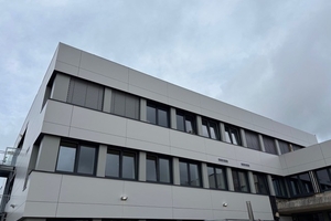  Im Zuge der energetischen Sanierung erhielt das Gebäude eine vorgehängte hinterlüftete Fassade aus Trespa-Elementen 