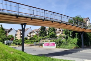  Die neue Holzbrücke in Troisdorf-Sieglar ist rund 53 Meter lang. Die Stützen und Brückensegmente wurden im Oktober 2025 innerhalb von drei Tagen errichtet 