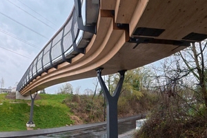  Die neue Holzbrücke in Troisdorf-Sieglar ist rund 53 Meter lang. Die Stützen und Brückensegmente wurden im Oktober 2025 innerhalb von drei Tagen errichtet 
