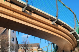 Die Brücke verläuft vom Quartier am Frieslandring über die Zufahrt einer Tiefgarage, quert den Schwabenweg und mündet mittels einer Rampe im Mehrgenerationenpark Sieglar 