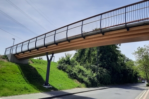  Der Anschluss der Brücke an das Widerlager auf südlicher Seite in Richtung des Mehrgenerationenparks wurde mit Stahlteilen hergestellt. Dadurch wird der Kontakt mit Holz an diesen Nahtstellen vermieden 