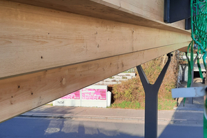  Das Unternehmen Schmees &amp; Lühn verwendete rund 52 m³ blockverleimtes Brettschichtholz der Festigkeitsklasse GL24h für den Bau der Brücke 