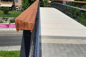  Das Brückengeländer ist mit einem Handlauf aus feuchteresistentem „Accoya-Holz“ ausgeführt 