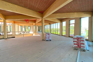  Die Deckenkonstruktion war eine besondere Herausforderung: Alle Deckenmodule wurden einzeln mit einer CAD-Software geplant, um den Holzbau mit den nötigen Infos zu Aussparungen in den Balken zu versorgen 