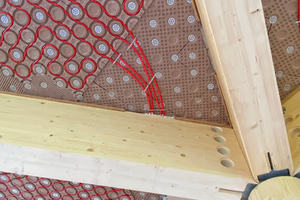 Die Rohrleitungen für die Heiz-Kühl-Funktion der Decke konnten kupplungsfrei verlegt werden 