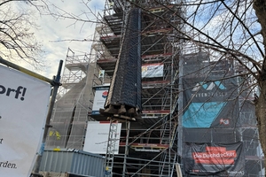  Die Turmspitze der St.-Barbara-Kirche in Bonn wurde im Zuge der Sanierung abgebaut, am Boden neu verschalt und verschiefert 