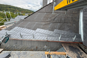  Die Firma Haas montierte eine neue Schalung auf den Dachflächen, verlegte Schalungsbahnen und darüber die neue Schieferdeckung 