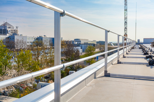  Für zusätzliche Sicherheit auf dem Flachdach sorgt das durchdringungsfreie, auflastgehaltene Geländer­system „Barrial“  