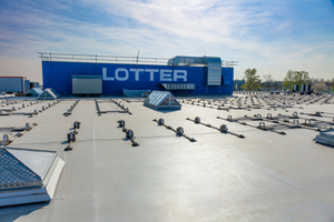  Das Dach des Firmengebäudes der Gebr. Lotter KG in Ludwigsburg musste wegen eines Hagelschadens saniert werden 