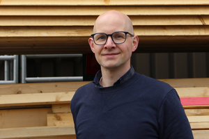  Stephan Thomas ist Chefredakteur des Magazins dach+holzbau und Mitglied der Jury der „Dachkrone 2026” 