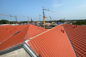  Eine der Herausforderungen des Projektes waren die unterschiedlichen Neigungen der Steildachflächen 