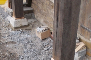  Die Fußpunkte der Stützen der Außentreppe des Speichers wurden erneuert und erhielten eine neue Fundamentierung 